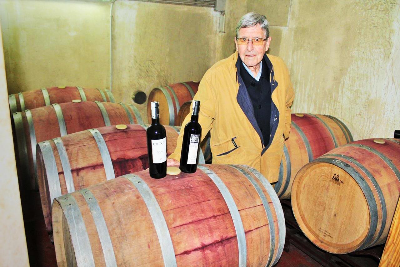 Carlos Piserra, fundador de Bodegas Larraz, en los viñedos de La Cuesta