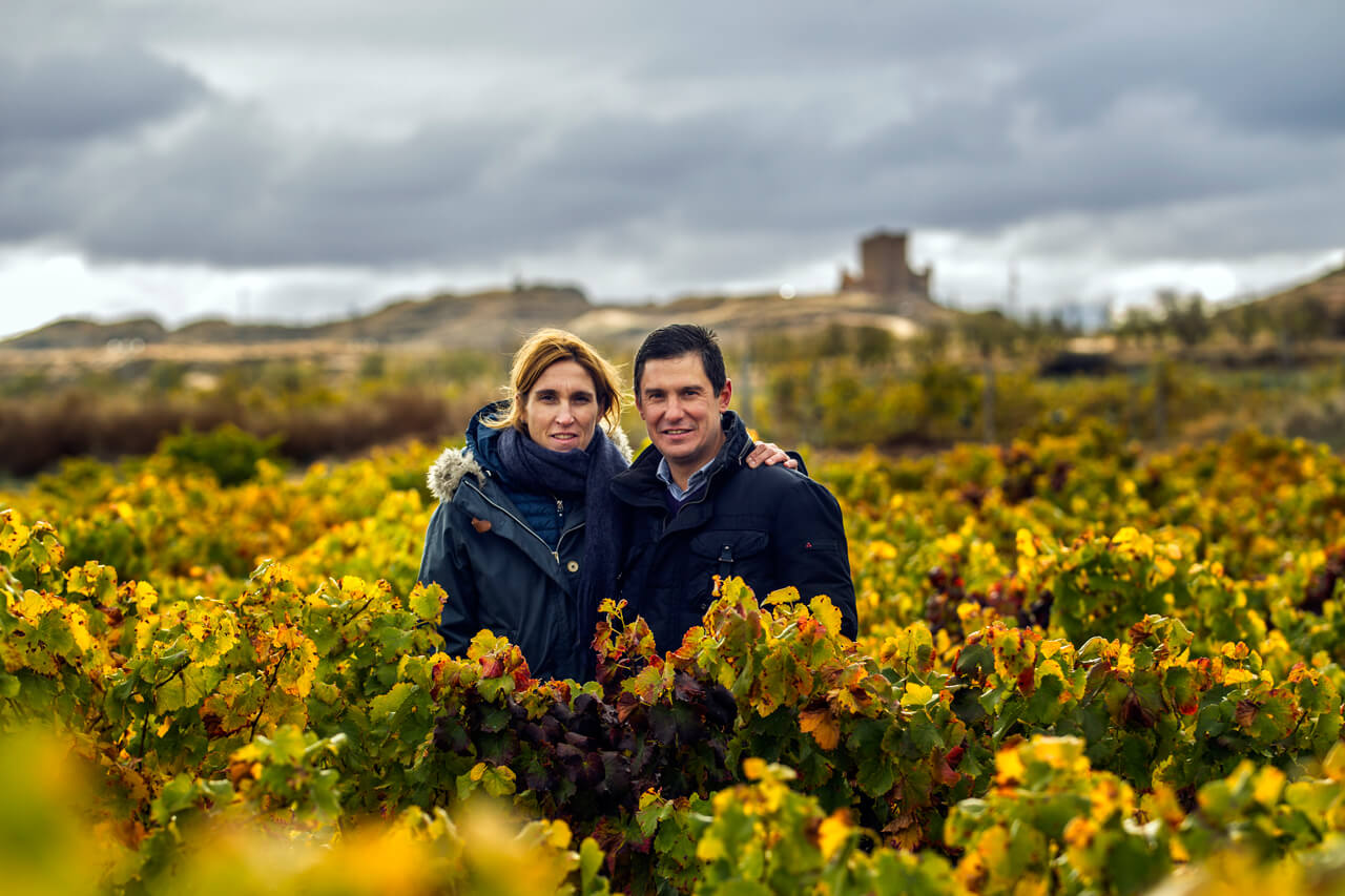 Raquel y Rubén Pérez Cuevas, en la finca centenaria ‘El Arca’; al fondo el castillo de Quel