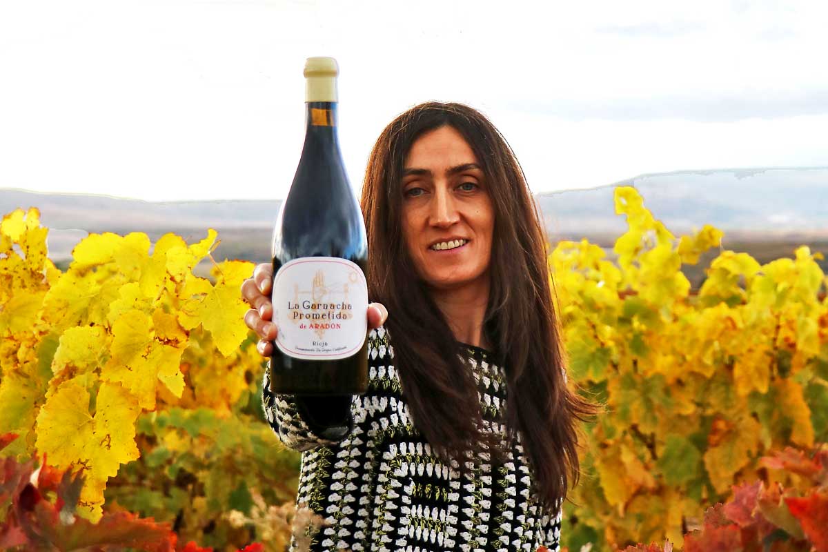 Cristina Alesanco, con el vino en una de las fincas de garnacha