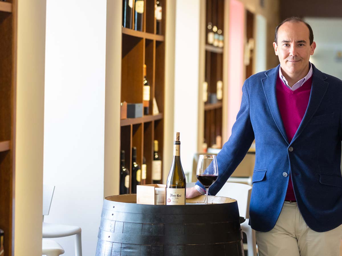Santiago Frías, presidente de Bodegas Riojanas en la vinoteca abierta al público.