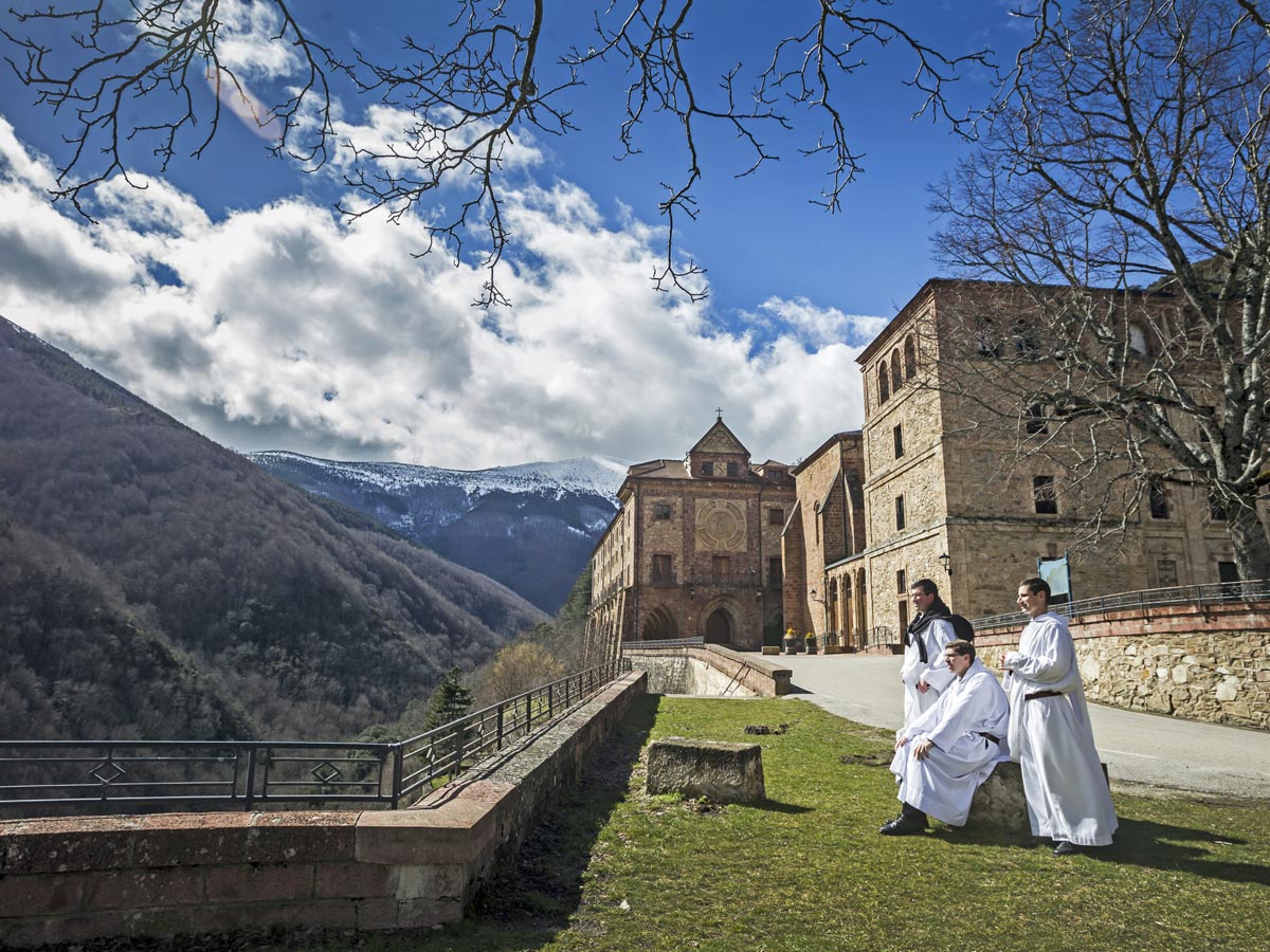 Monasterio de Valvanera, patrona de La Rioja, y los monjes
