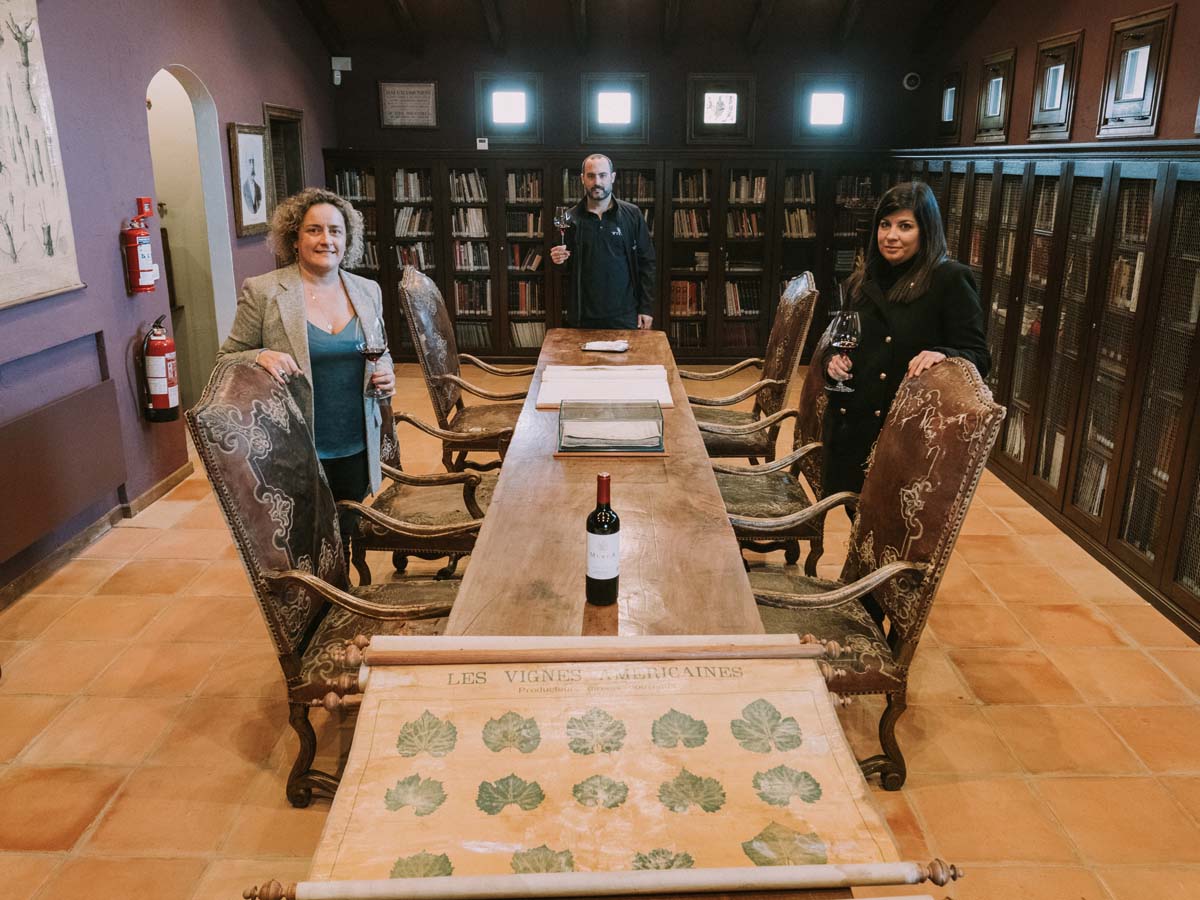 Chelo Miñana, David San Román y Patricia Pascual en la biblioteca de Bodegas Murua. 