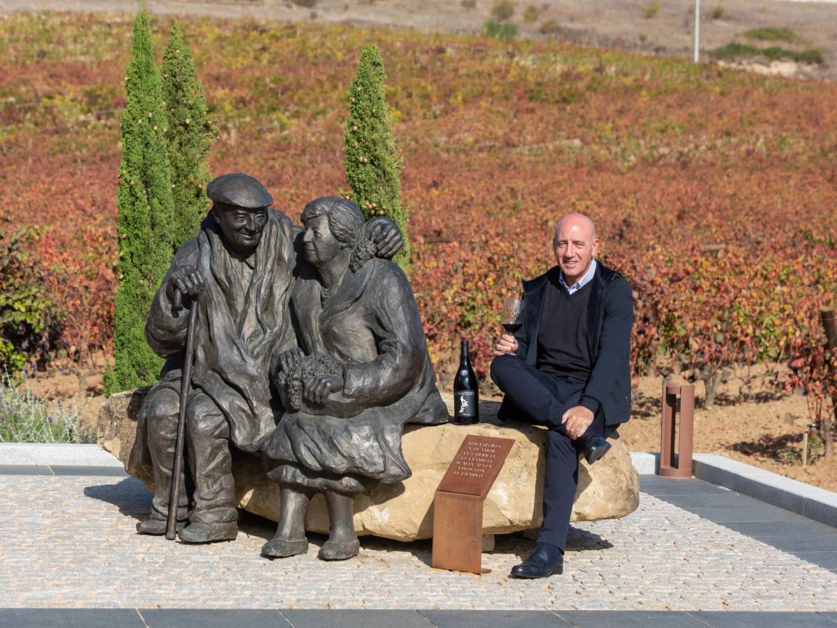Miguel Eguren posa junto a la escultura de sus padres, Guillermo y Lucila. 