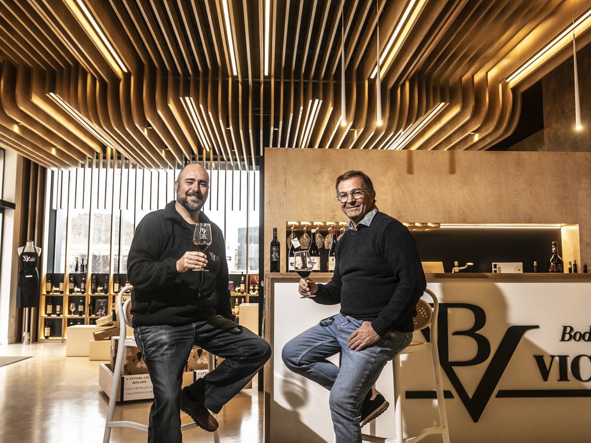 Emilio Abad y Carlos Mateo, en la tienda de Bodega Vico. 